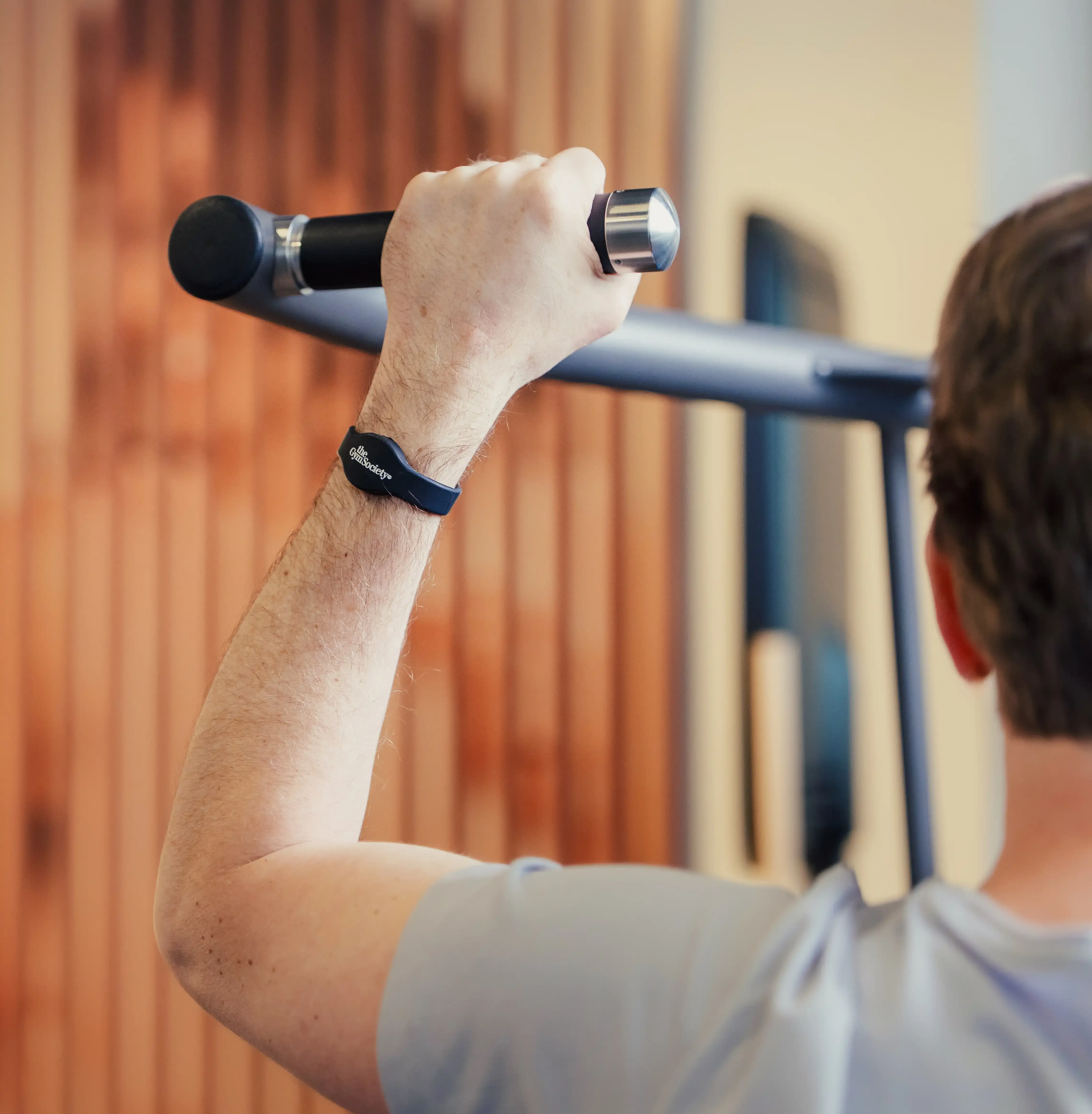 Detail van hand met trainingsbandje op een toestel