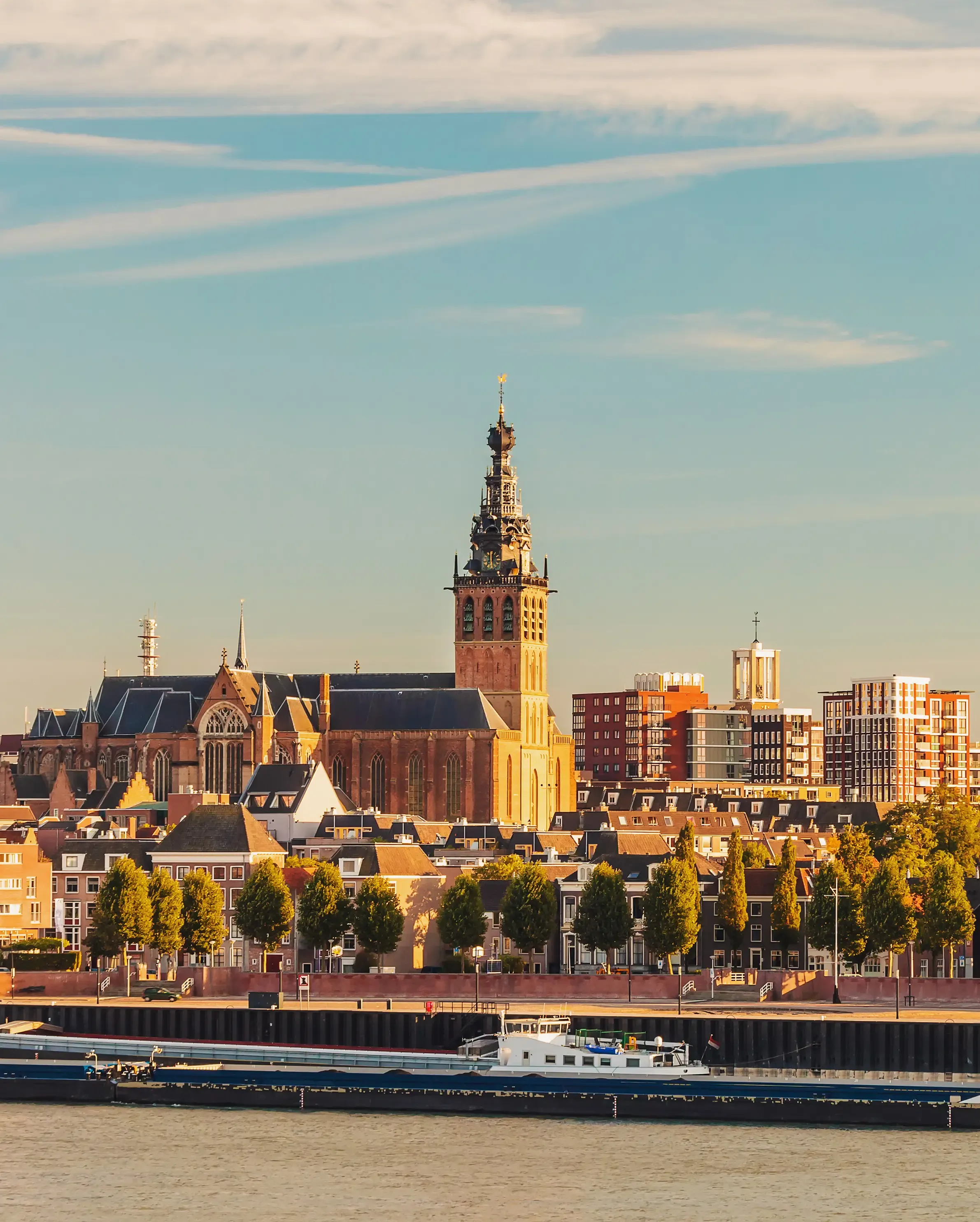 Skyline van Nijmegen met de Stevenskerk langs de Waal