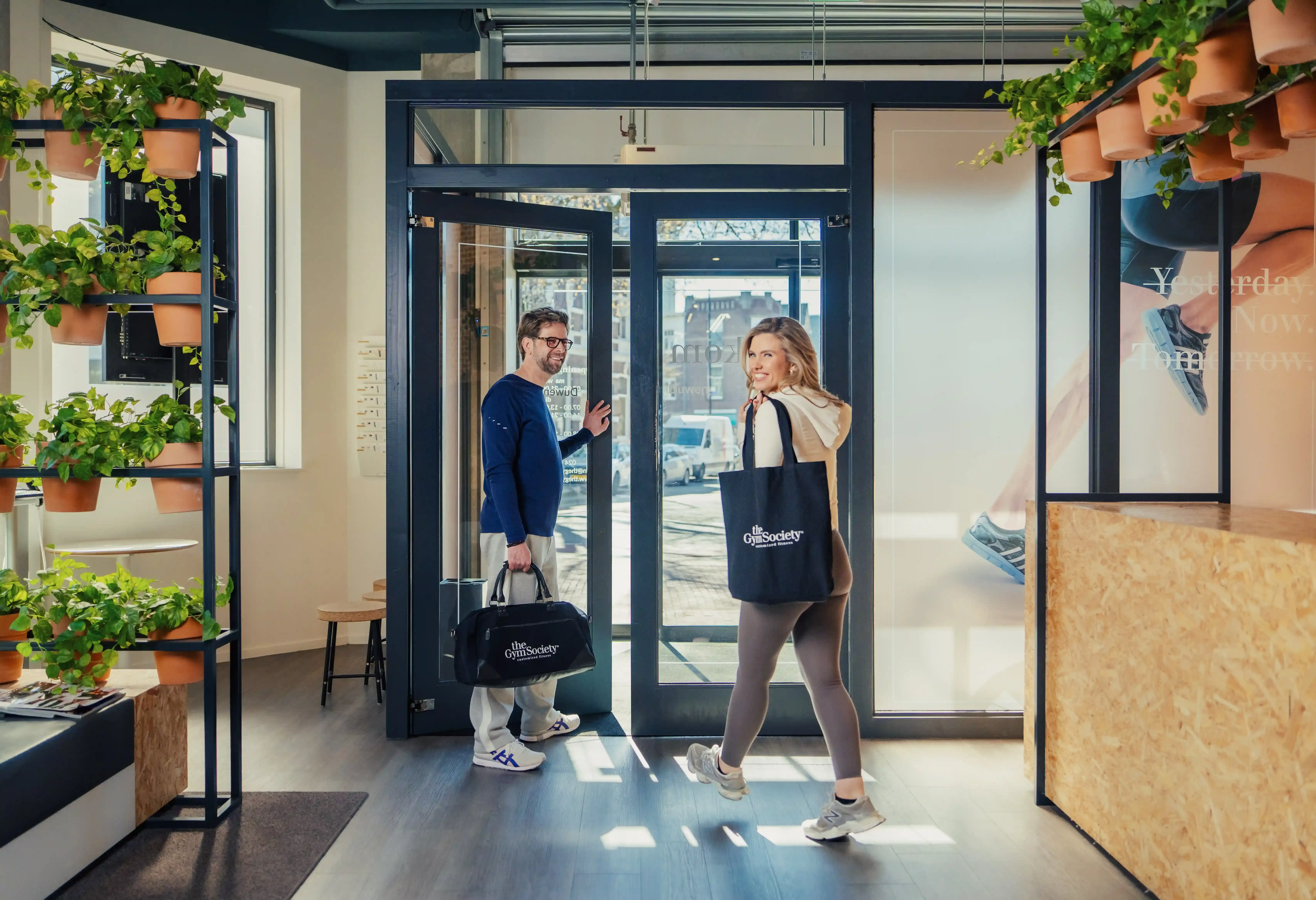 Leden lopen samen de studio uit van The Gym Society