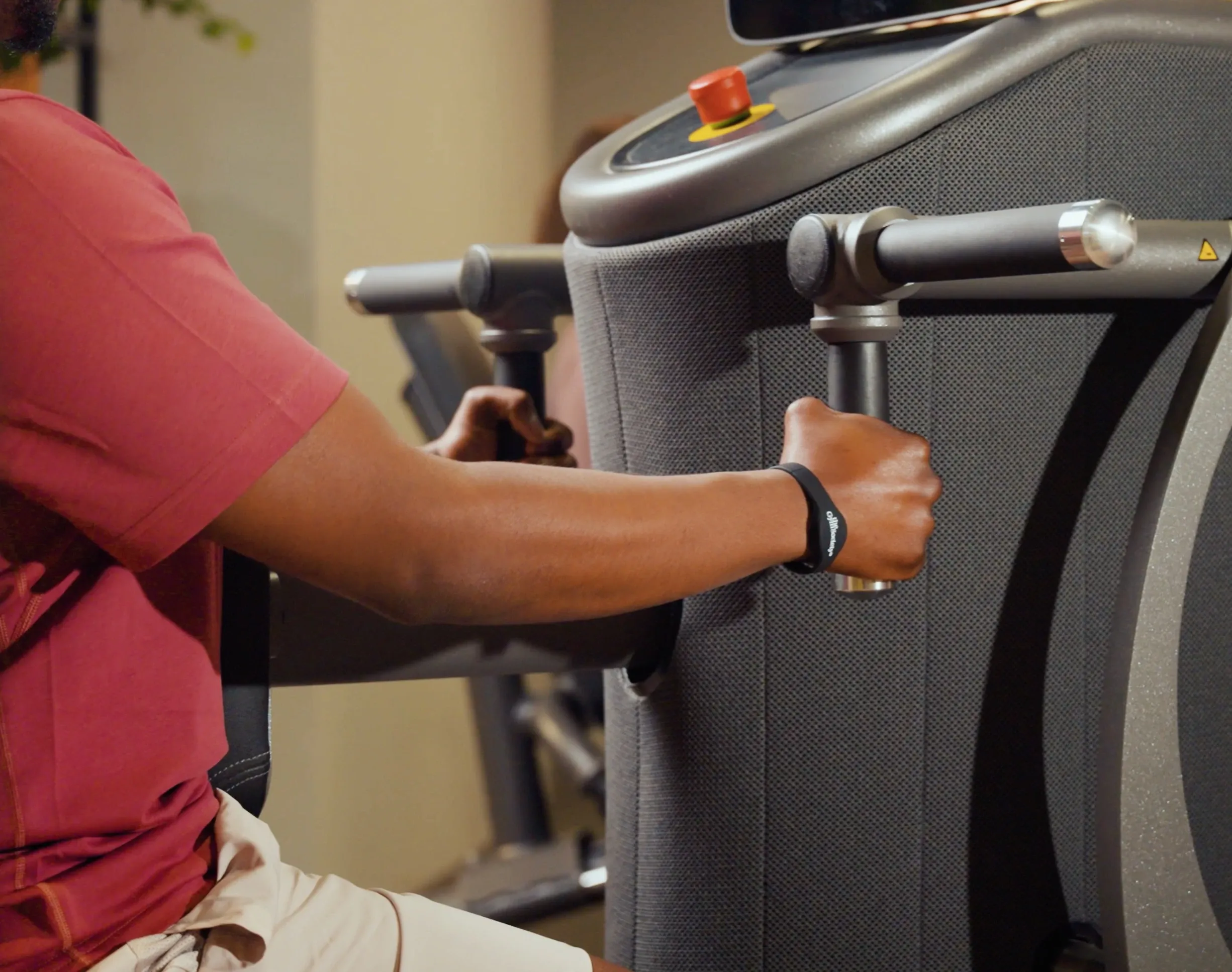 Close-up van arm tijdens oefening op krachttoestel in The Gym Society