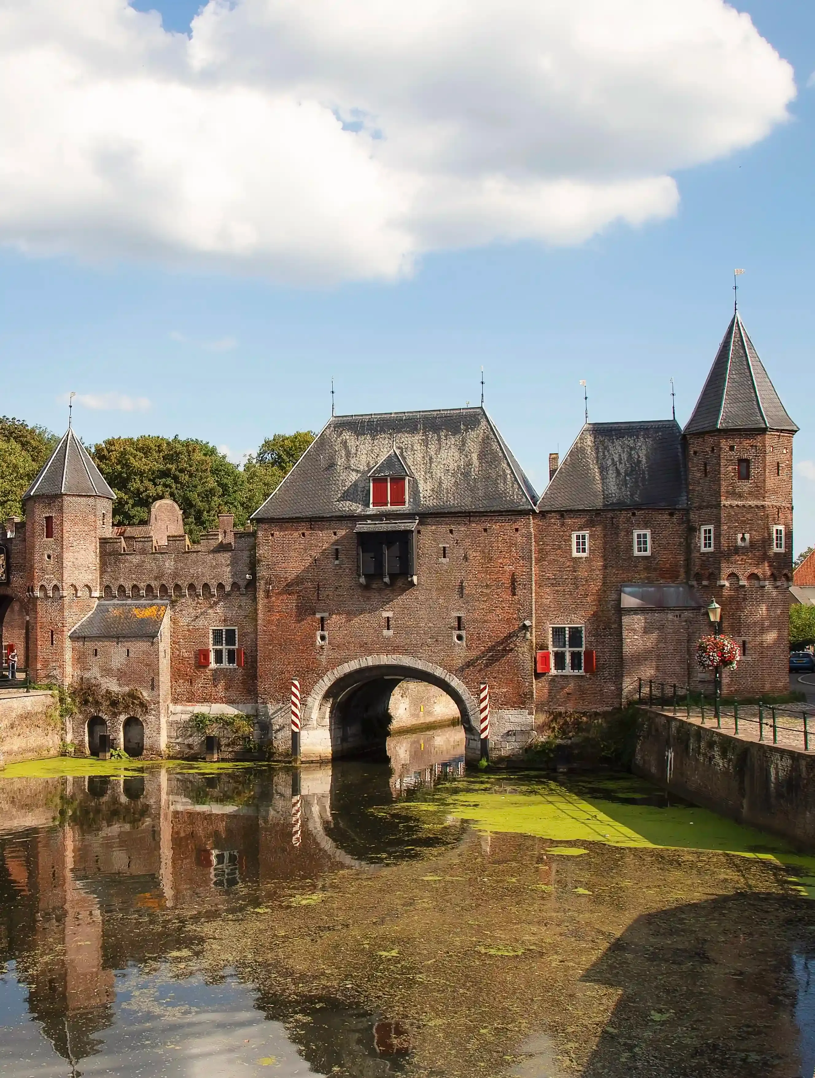 Stadsbeeld van Amersfoort met de Koppelpoort aan het water