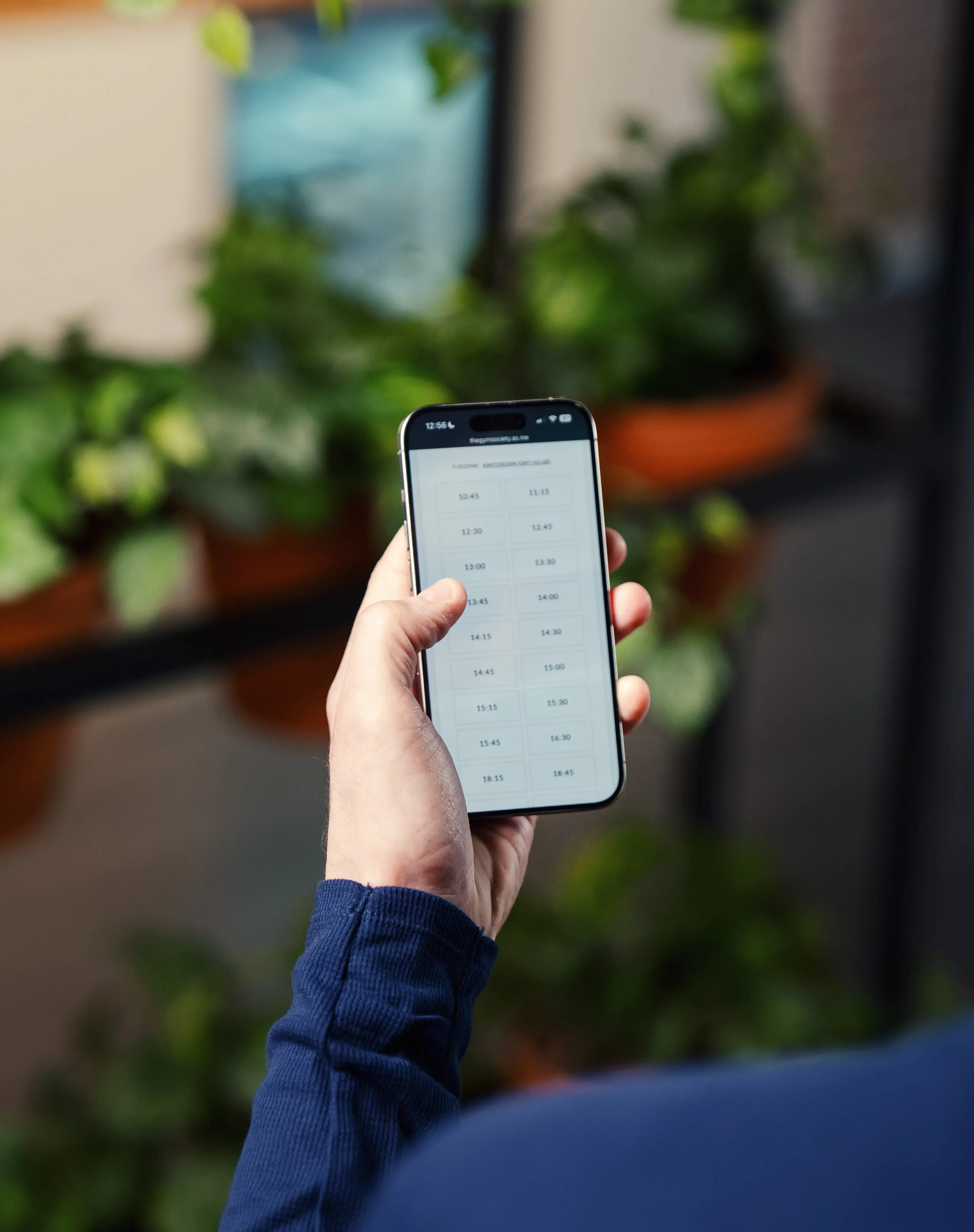 Detail van smartphone met overzicht van beschikbare tijdsloten in de planner
