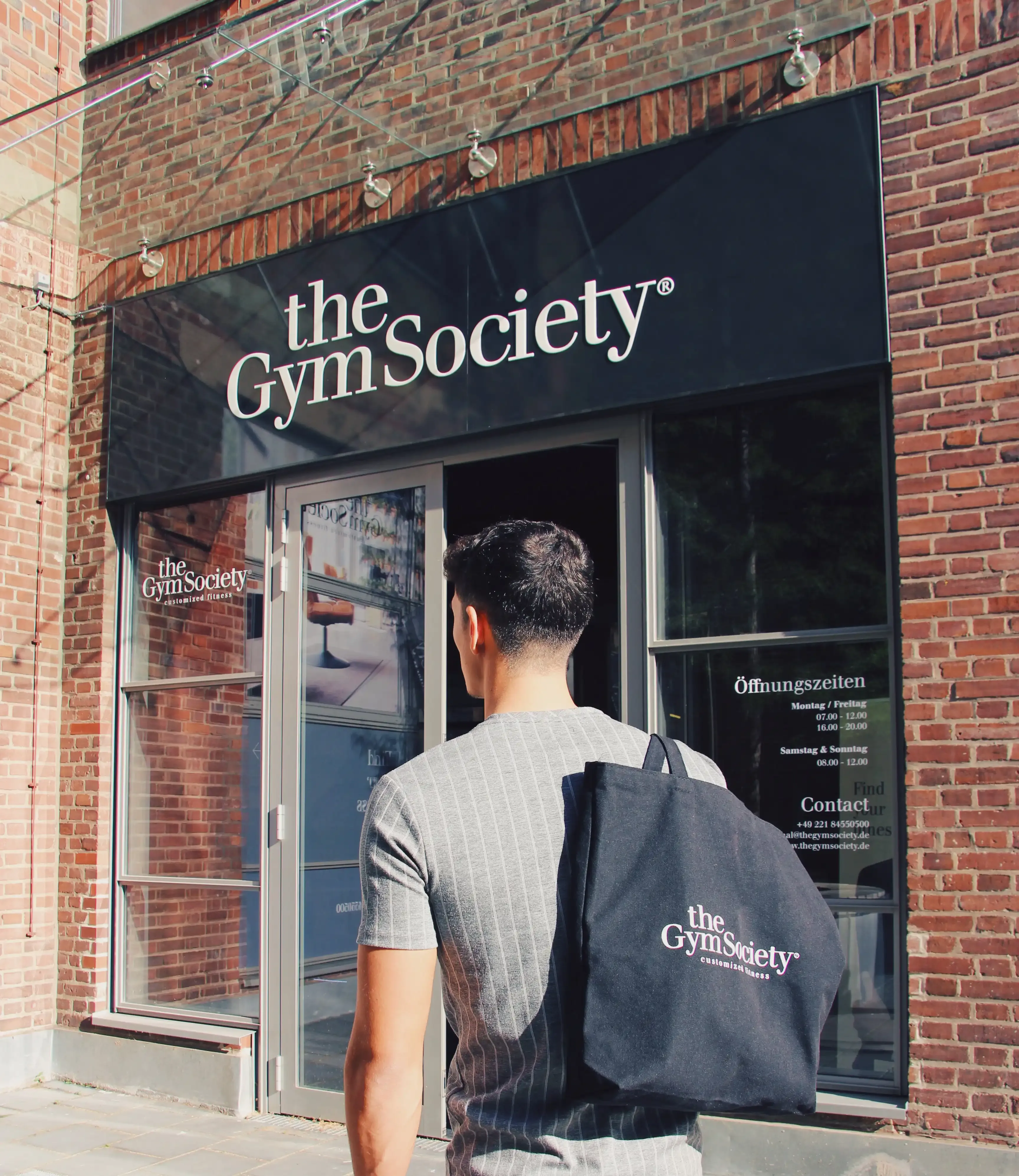 Man loopt met sporttas richting The Gym Society studio