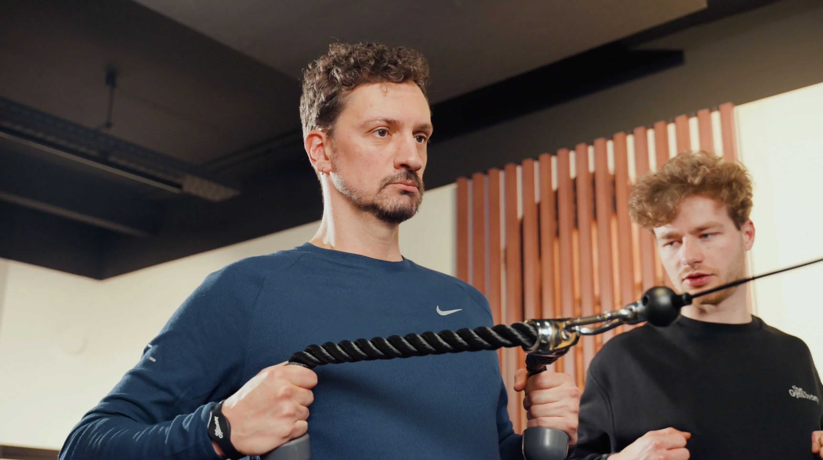 Personal training met kabeloefening in de Free Zone