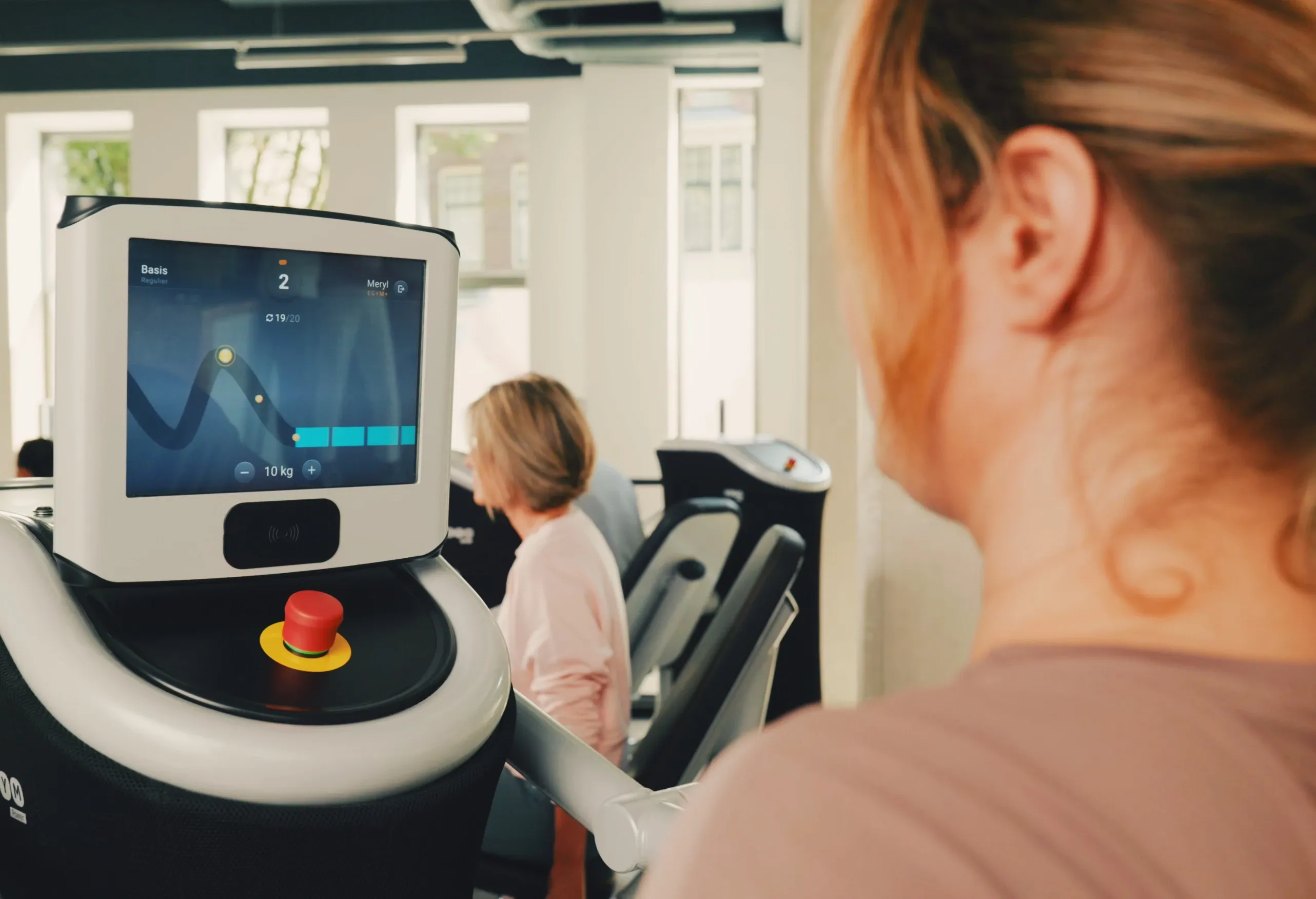 Close up van scherm met begeleiding tijdens workout