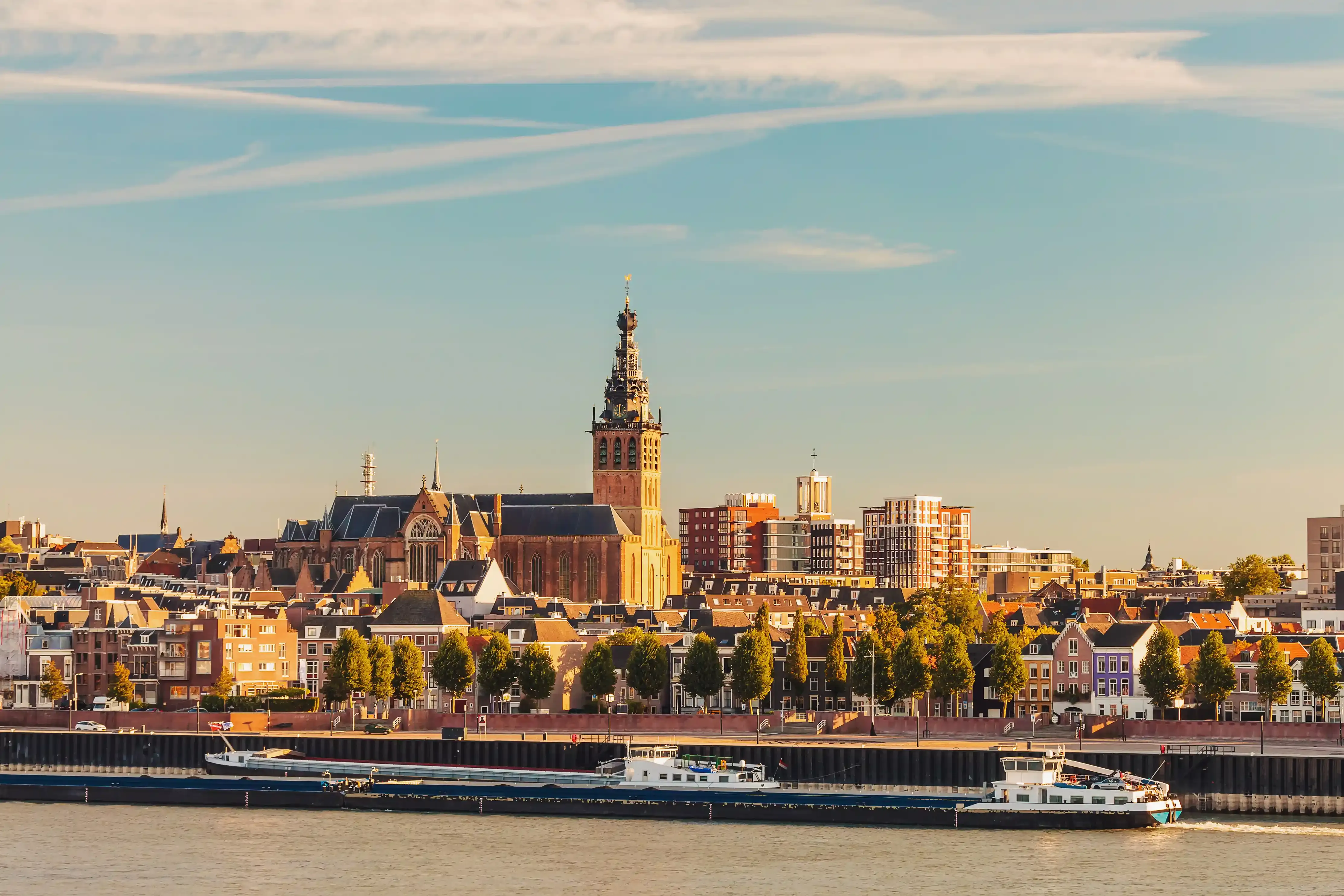 Skyline van Nijmegen met de Stevenskerk langs de Waal