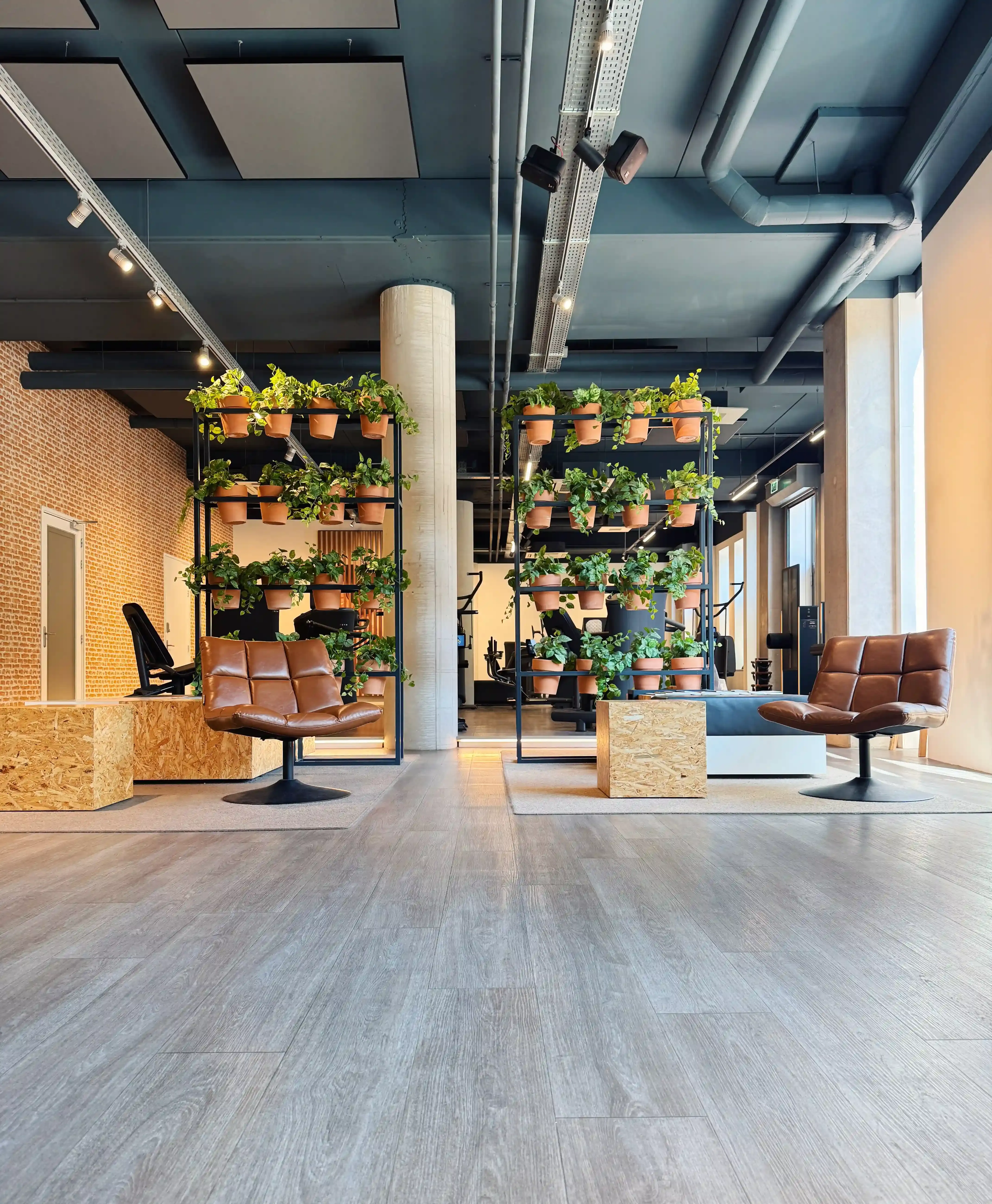 Overzicht van lege lounge en trainingsruimte in The Gym Society studio