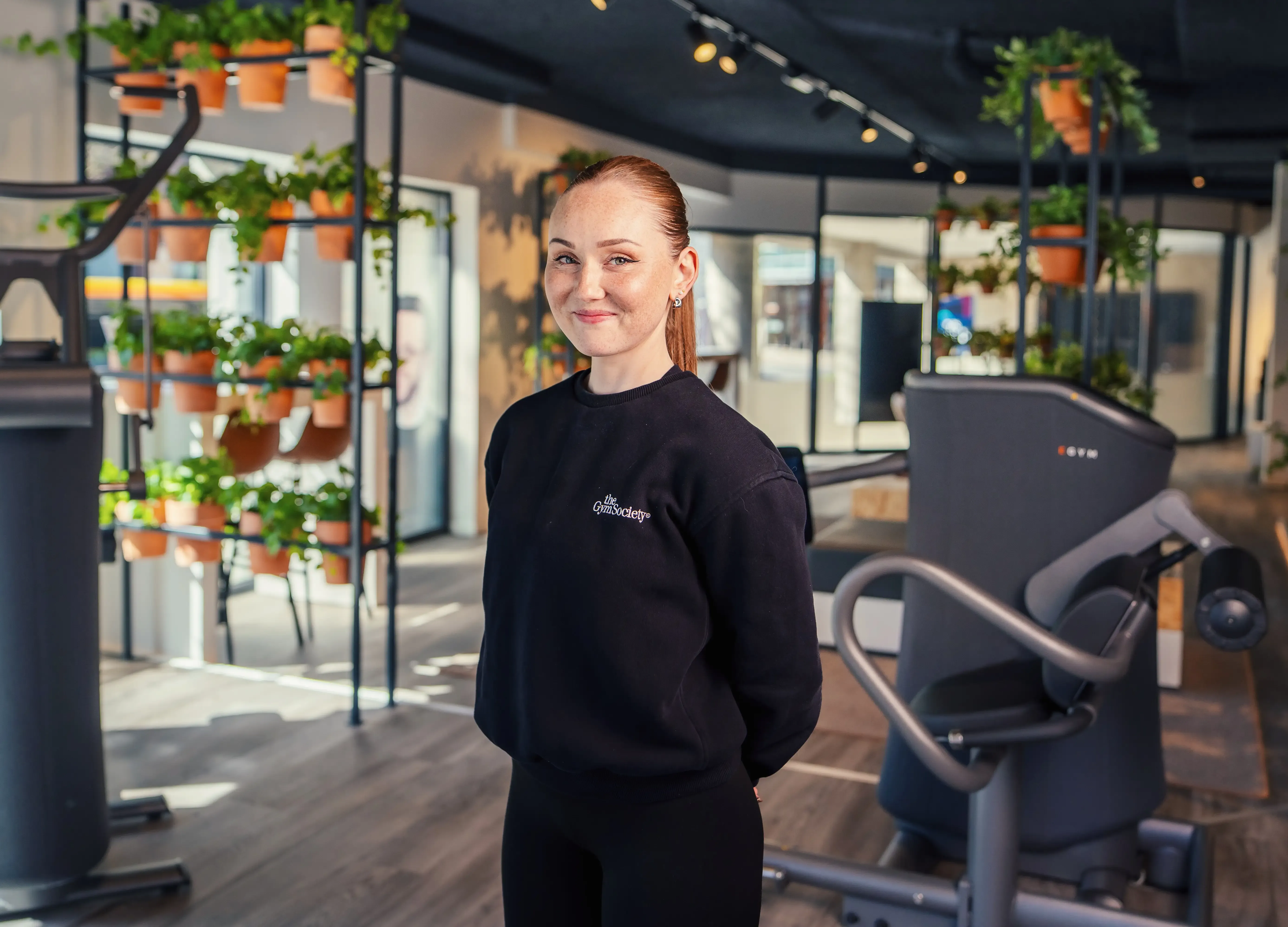 Lifestyle Coach in The Gym Society studio met moderne krachttoestellen