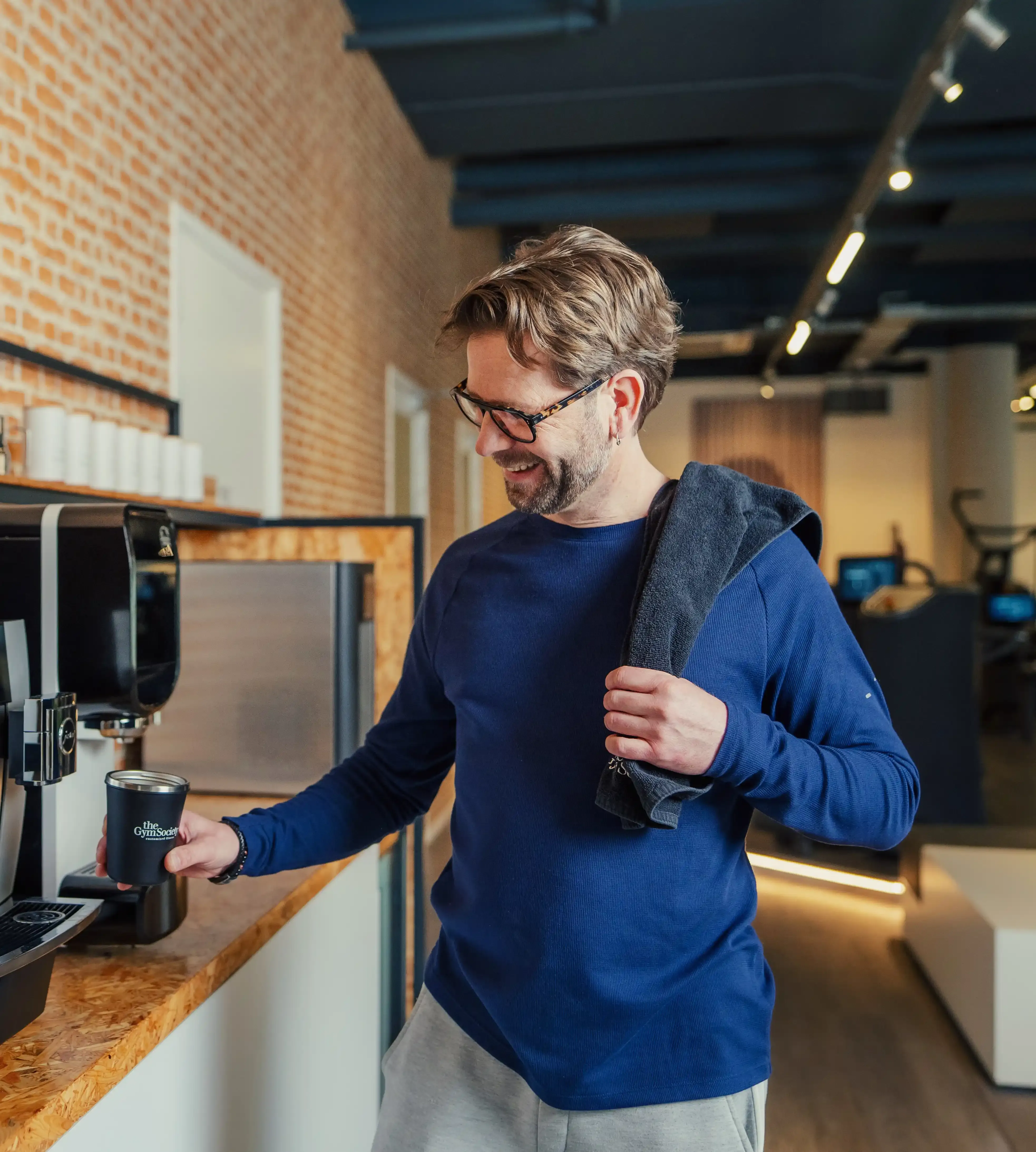 Lid pakt koffie in de lounge na de training