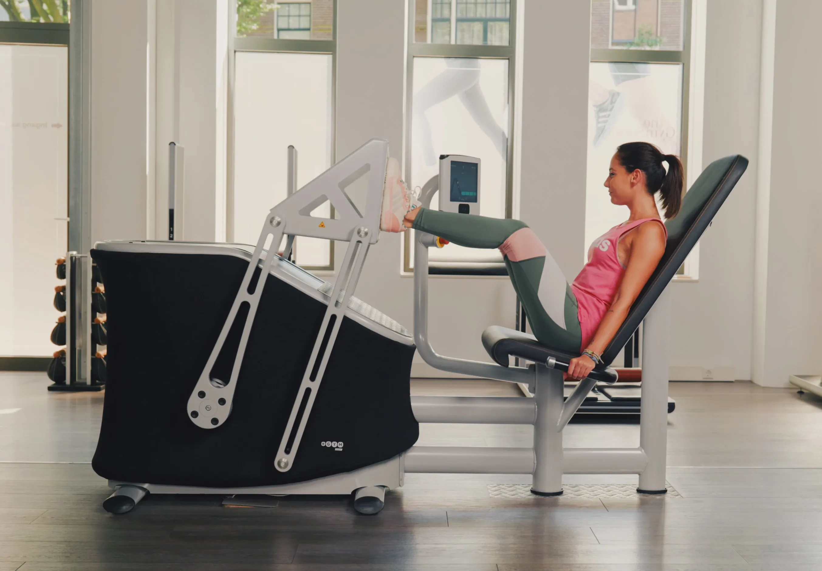 Lid voert Leg Press oefening uit op krachttoestel