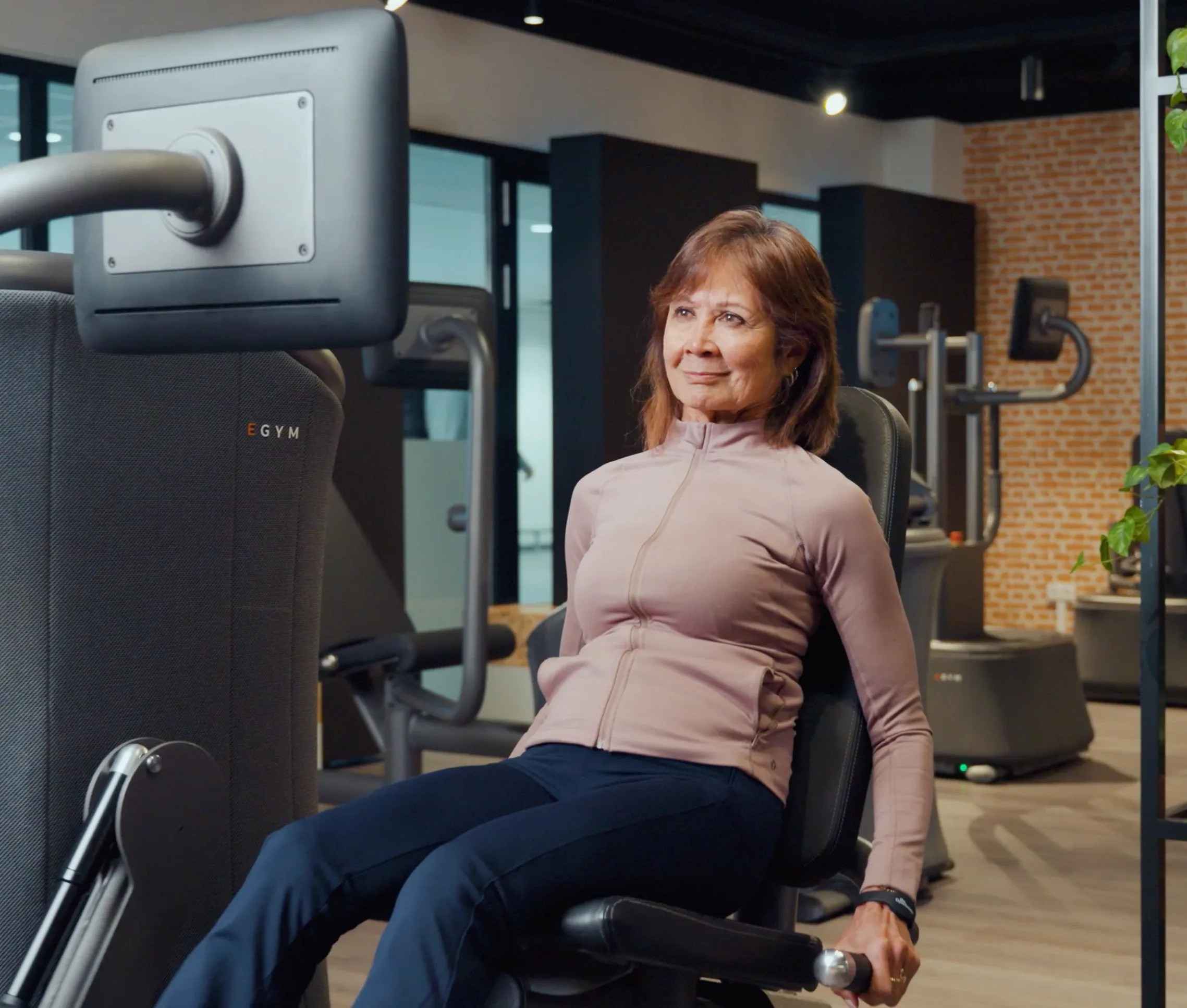 Vrouw traint op krachttoestel in rustige gym omgeving