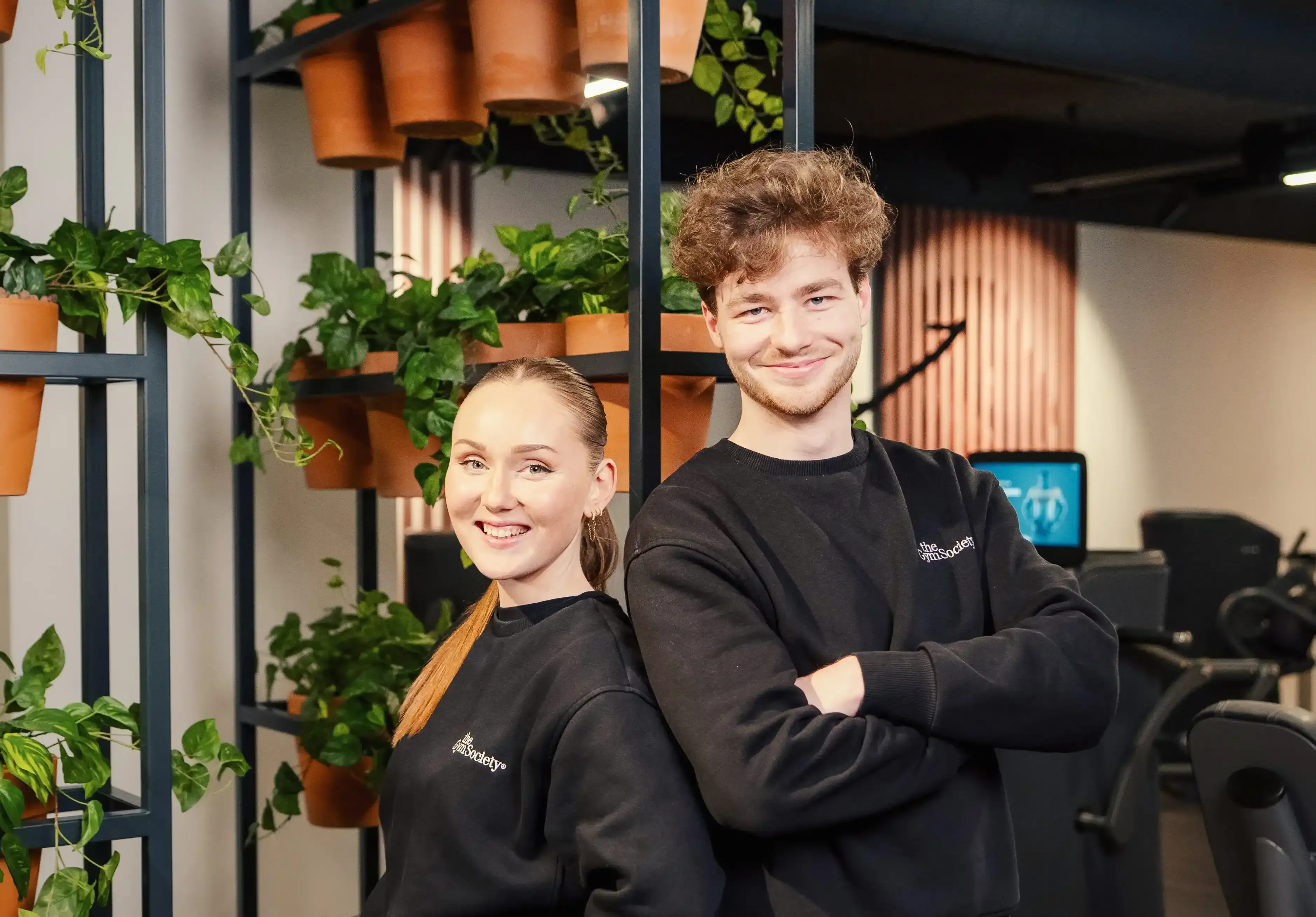 Portret van twee Lifestyle Coaches in de studio met planten op de achtergrond