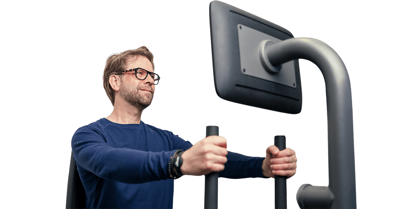 Man traint op een slim krachttoestel met display en automatische instellingen
