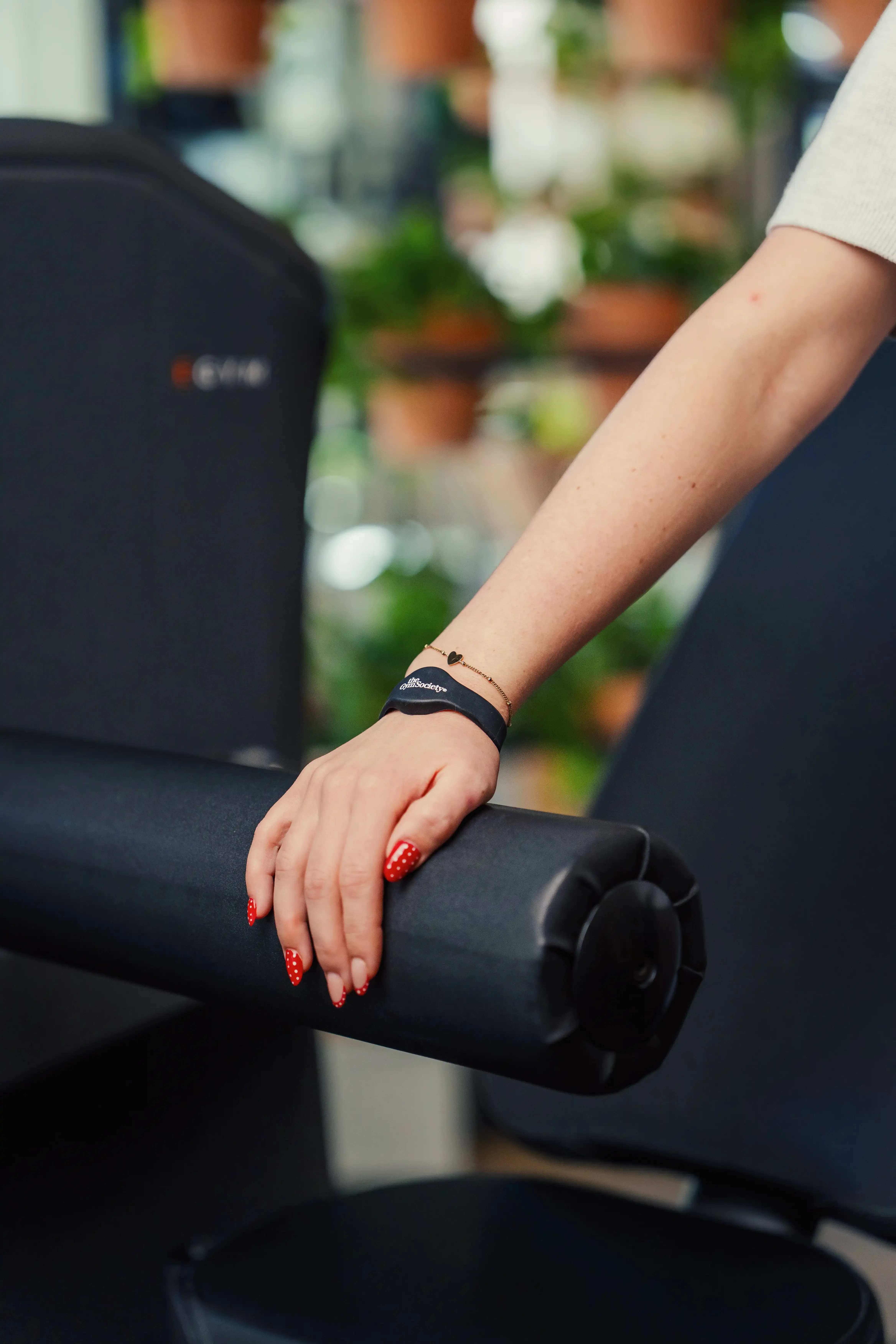 Detail van hand op een toestel tijdens de training