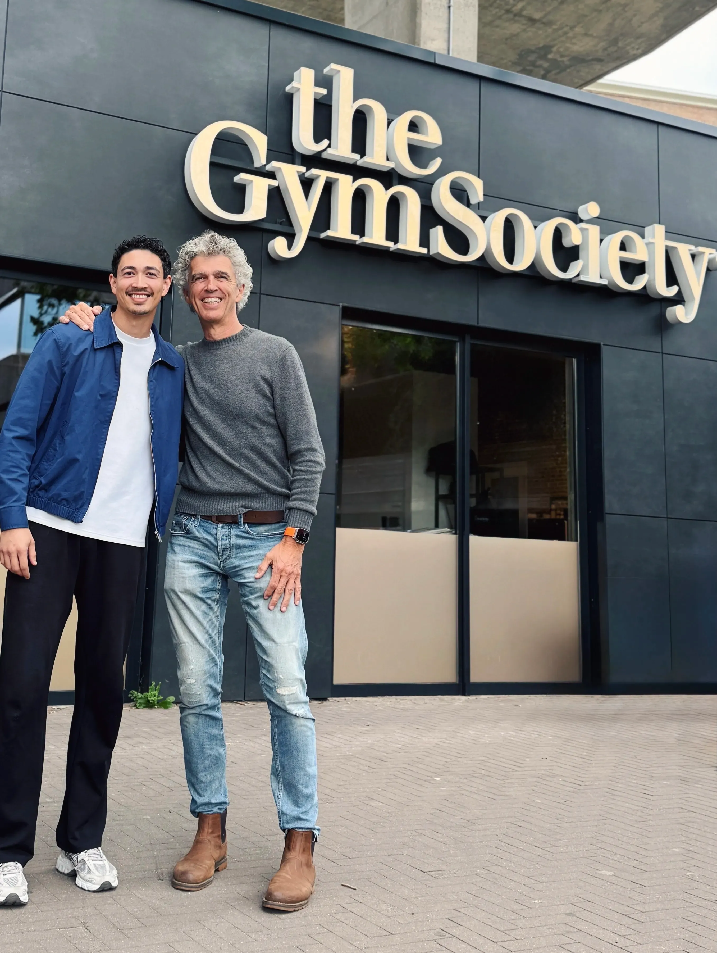 Twee mannen poseren samen voor de studio van The Gym Society