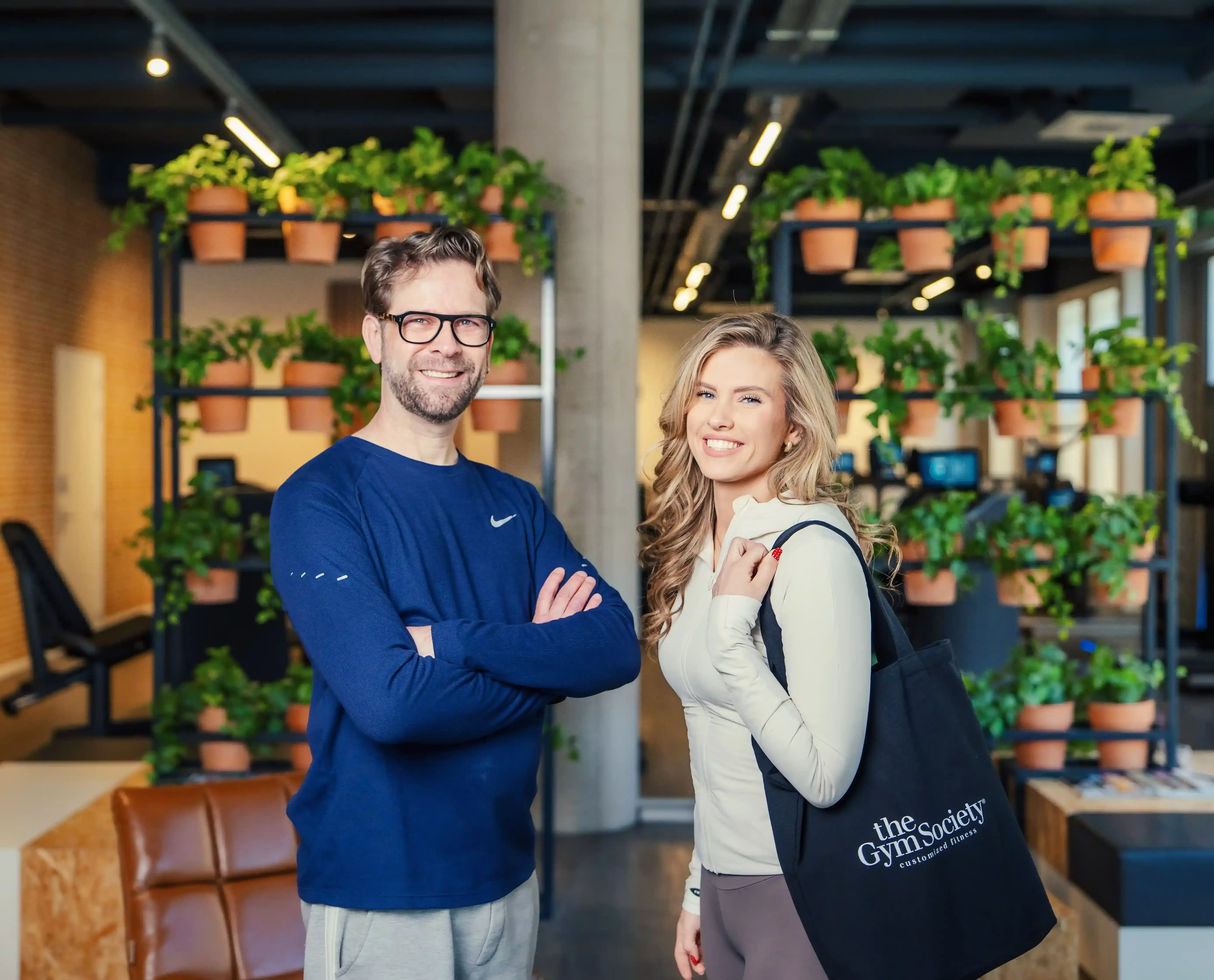 Twee leden staan samen in de studio na een training
