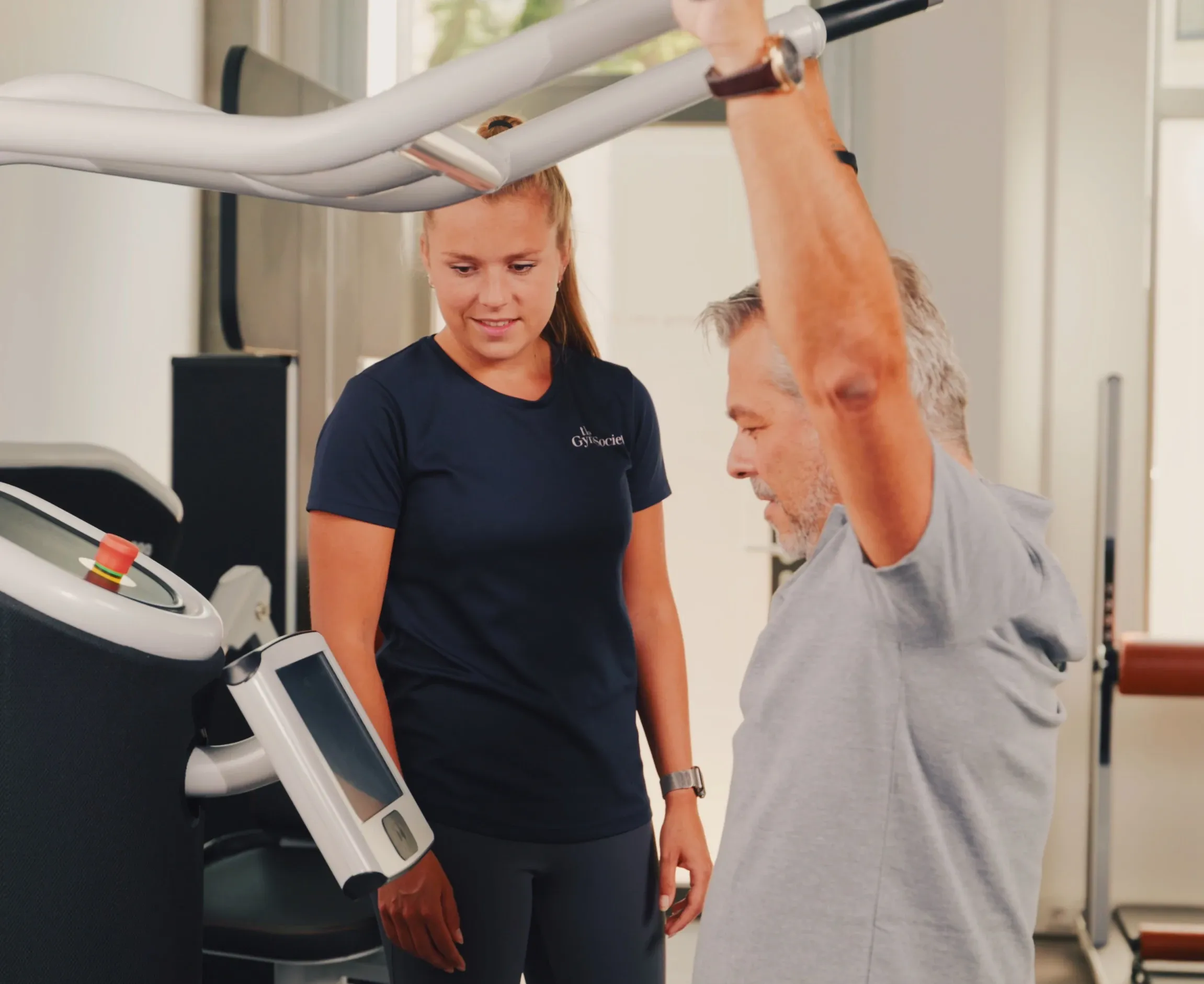 Coach begeleidt lid tijdens oefening in de Circle Zone