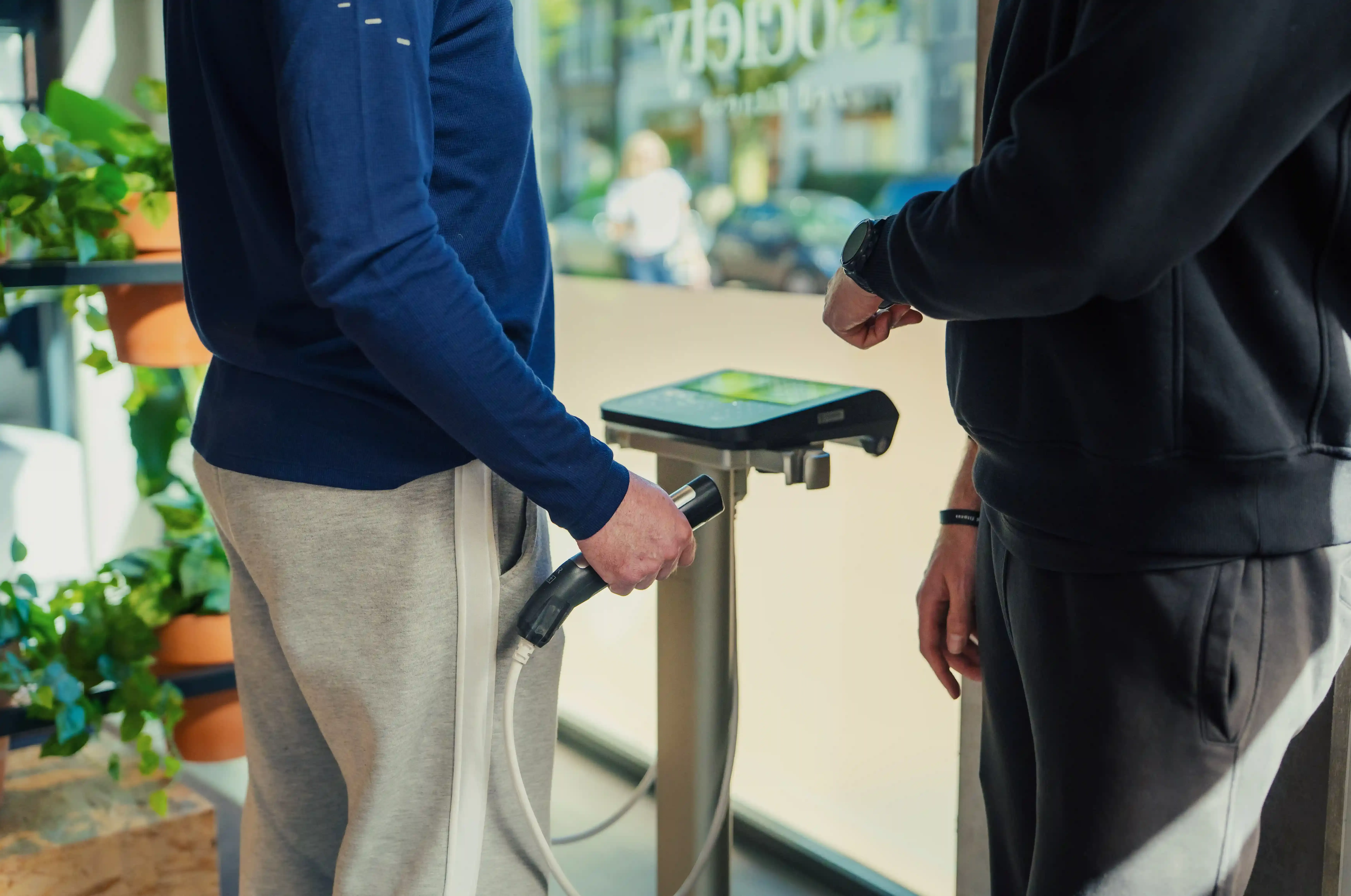 Close up van lichaamsanalyse met coach en lid bij The Gym Society