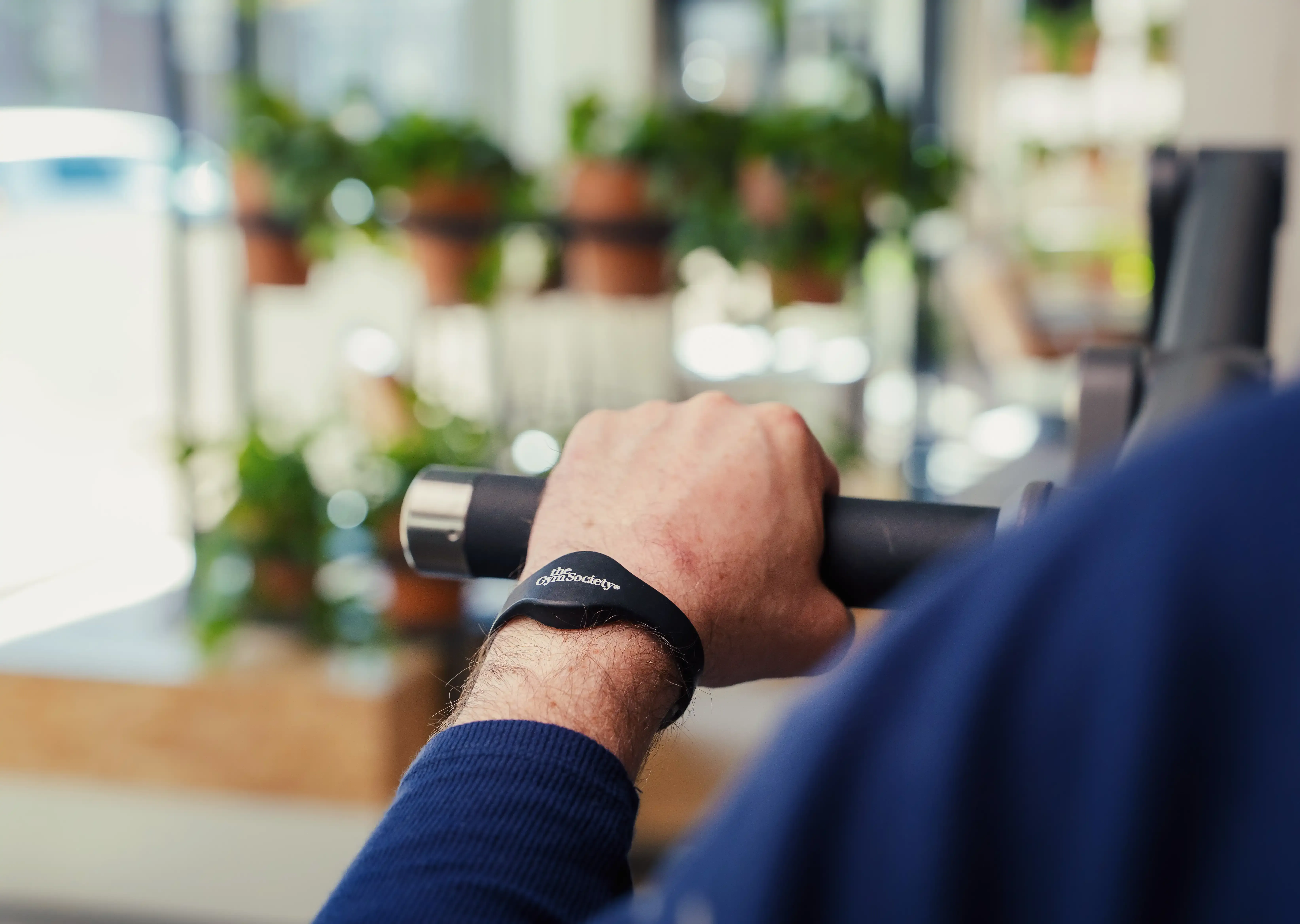 Detail van hand met trainingsbandje op handgreep