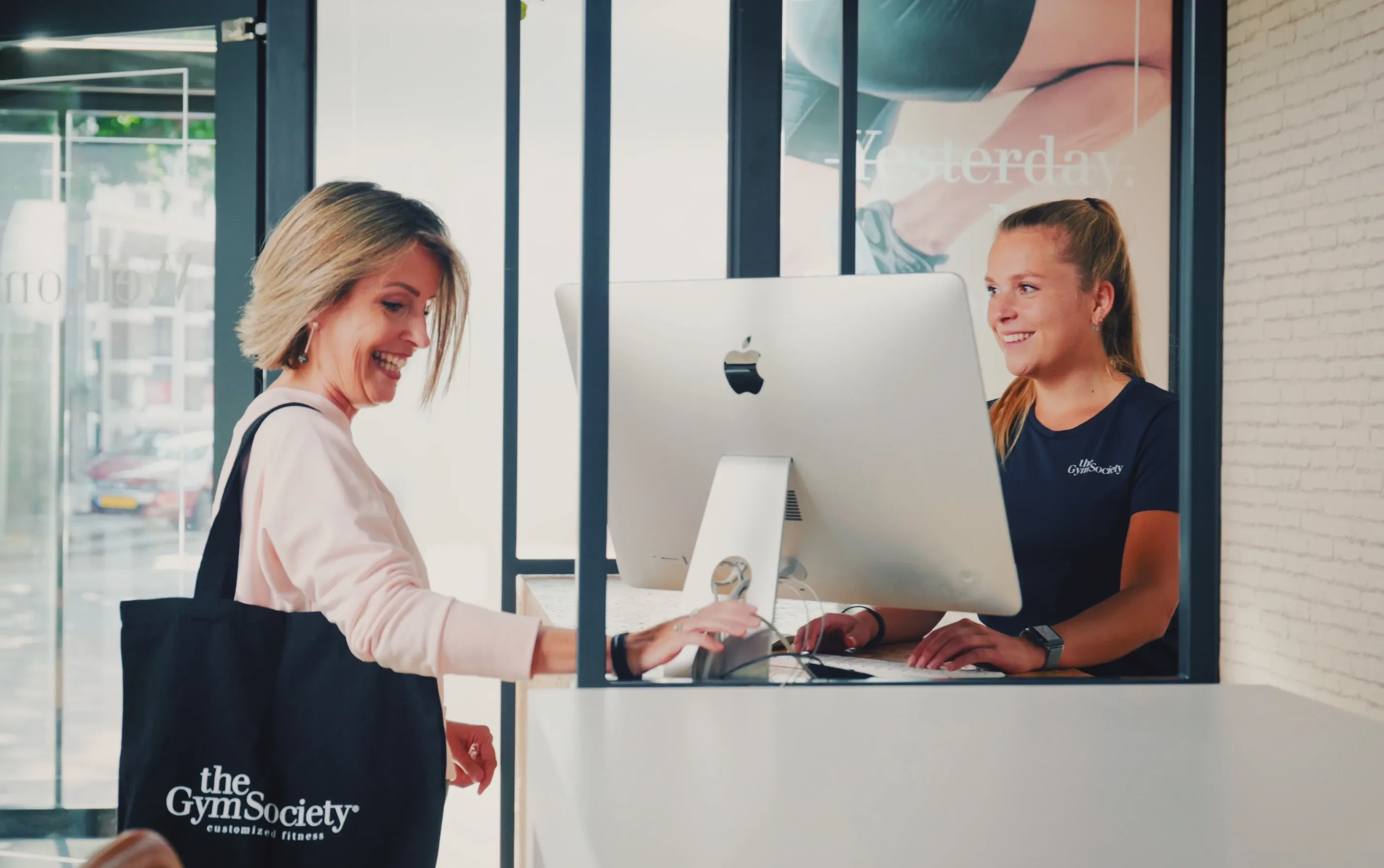 Lid checkt in bij de balie van The Gym Society
