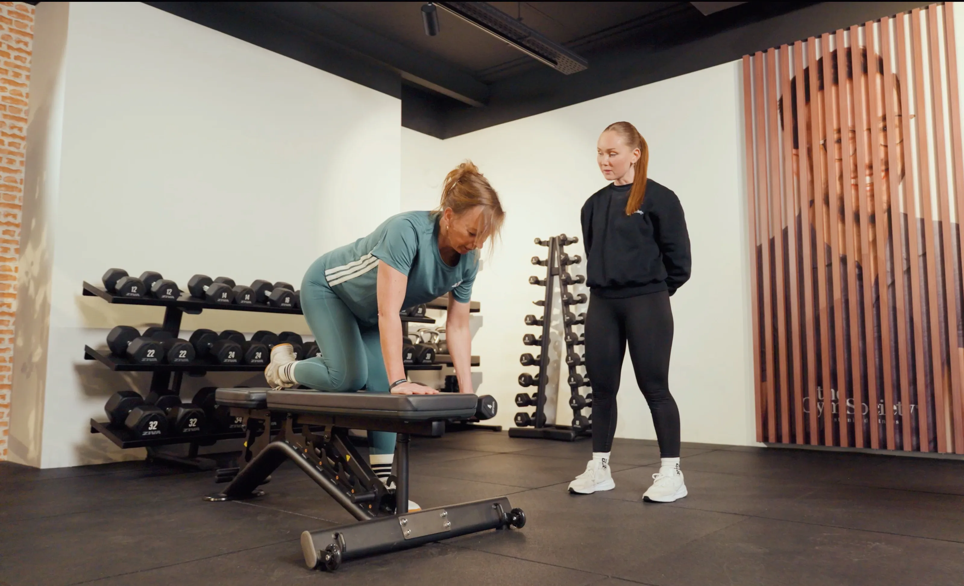Coach begeleidt een lid tijdens een personal training in de Free Zone