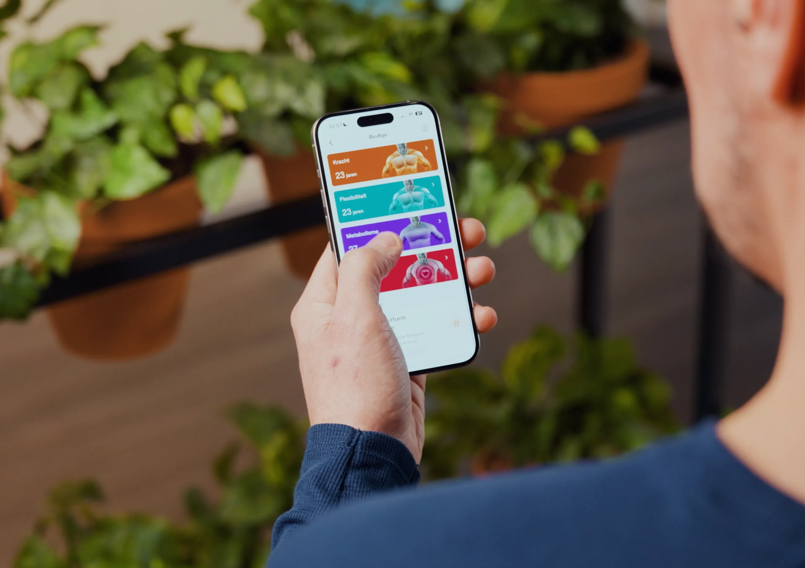 Lid bekijkt in de app de biologische leeftijden van verschillende onderdelen