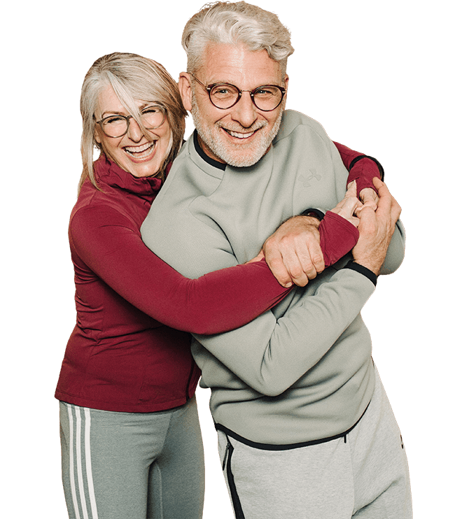 Twee leden lachen samen in sportkleding bij The Gym Society