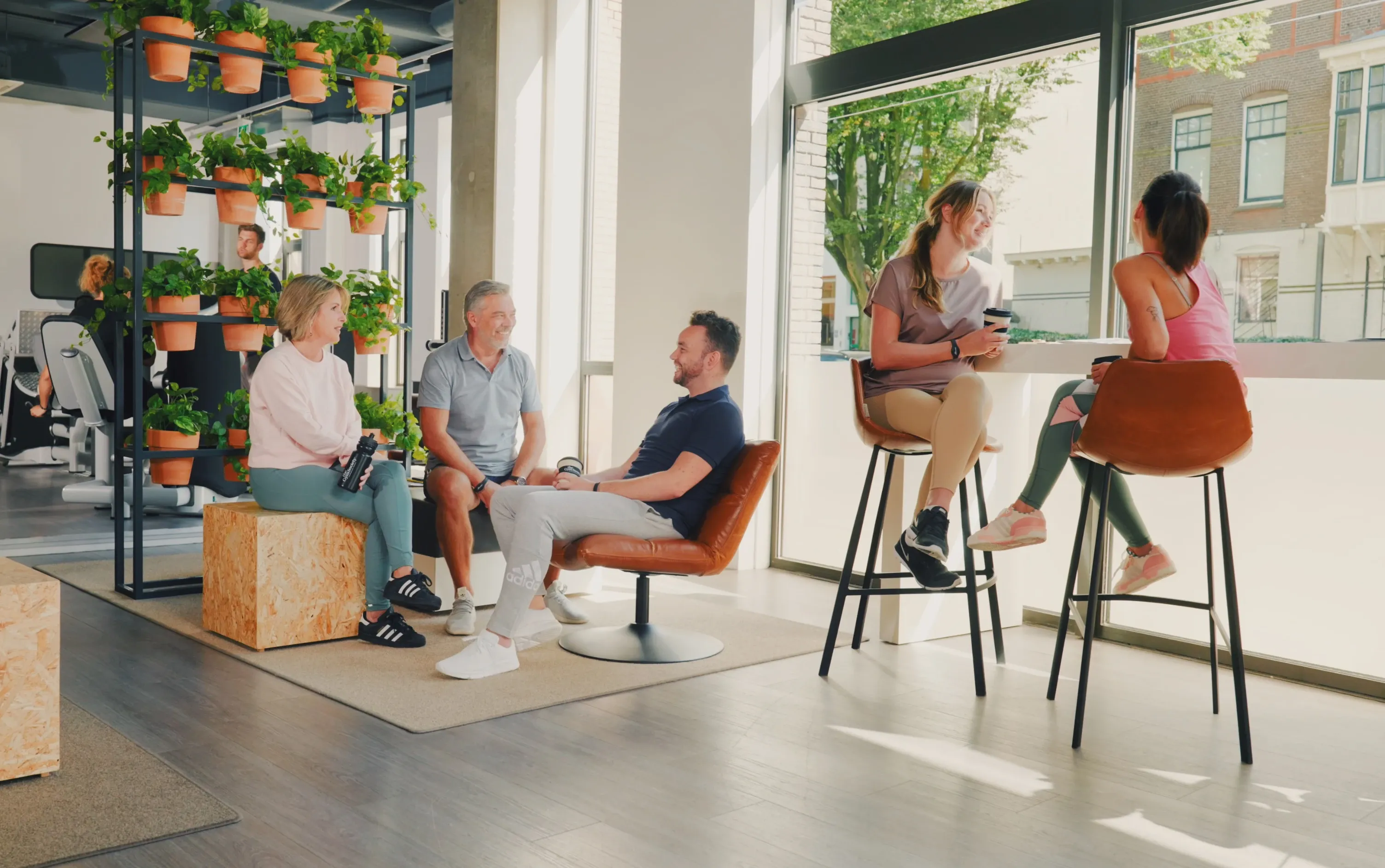 Leden ontspannen en praten samen in de lounge