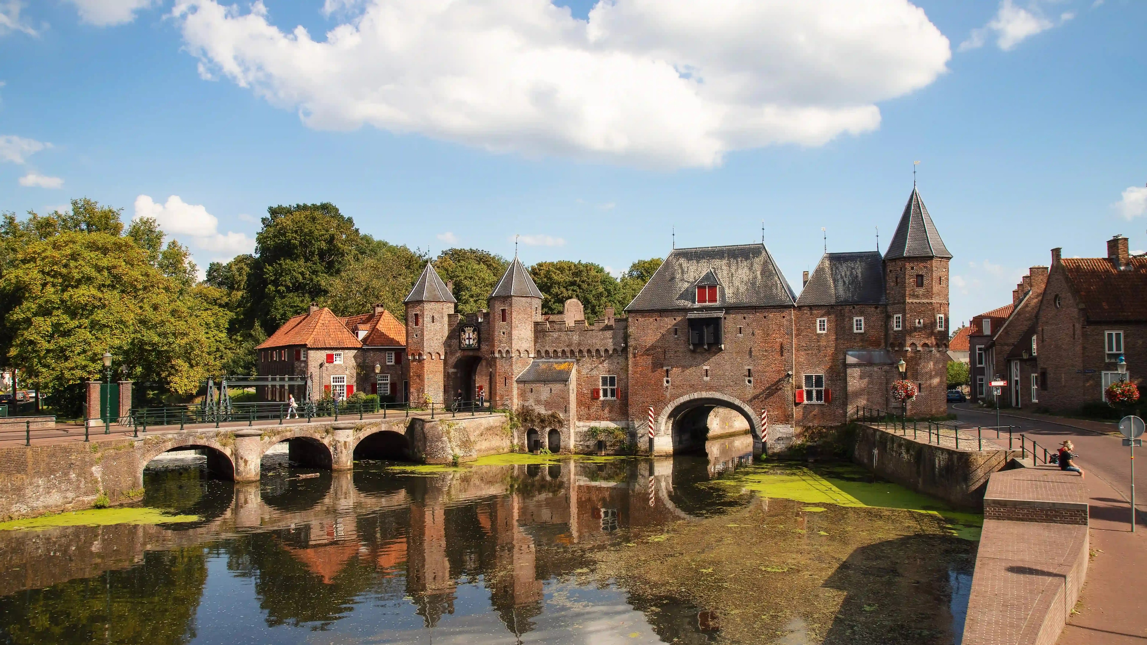 Stadsbeeld van Amersfoort met de Koppelpoort aan het water