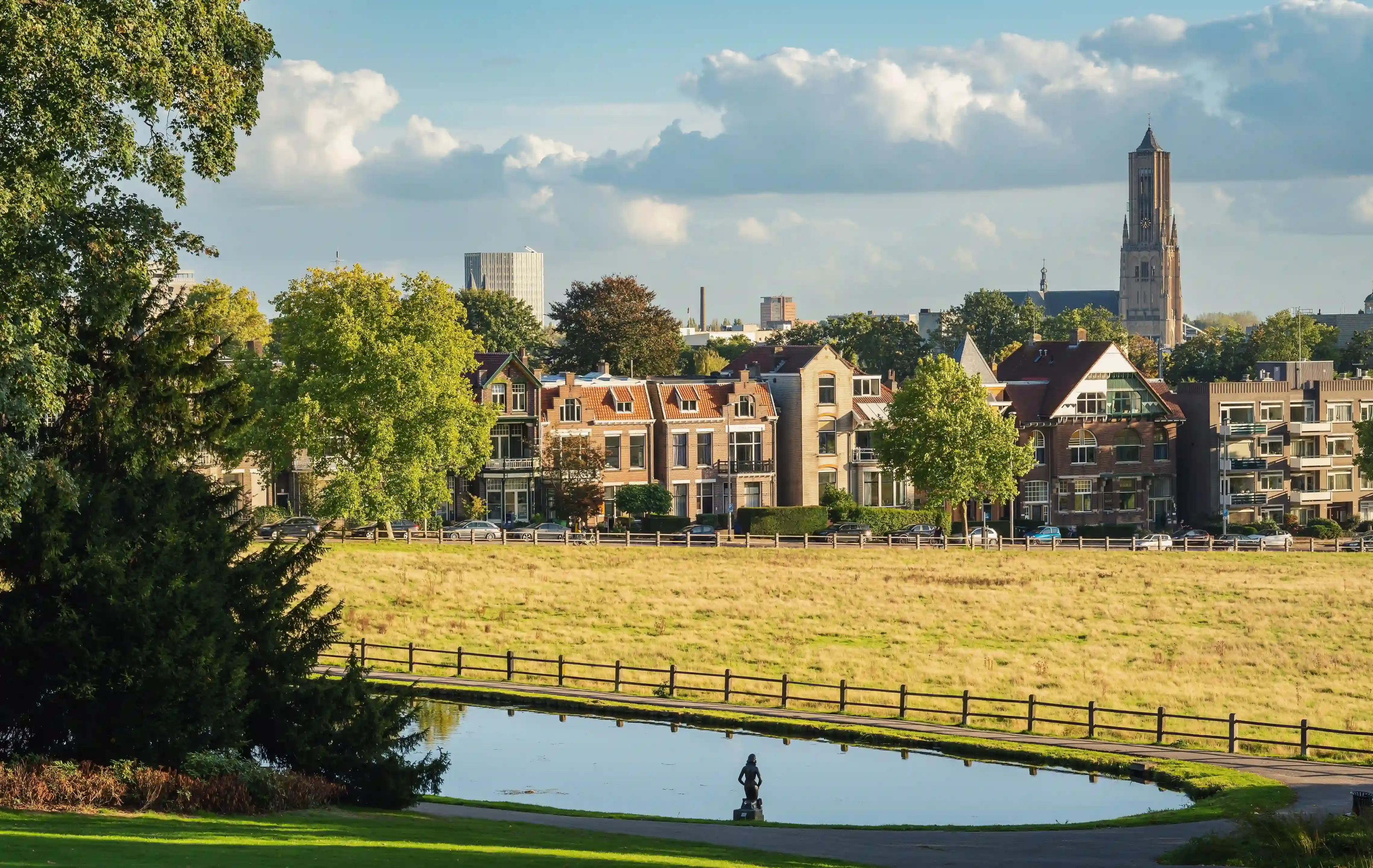 Park in Arnhem met zicht op de Eusebiuskerk