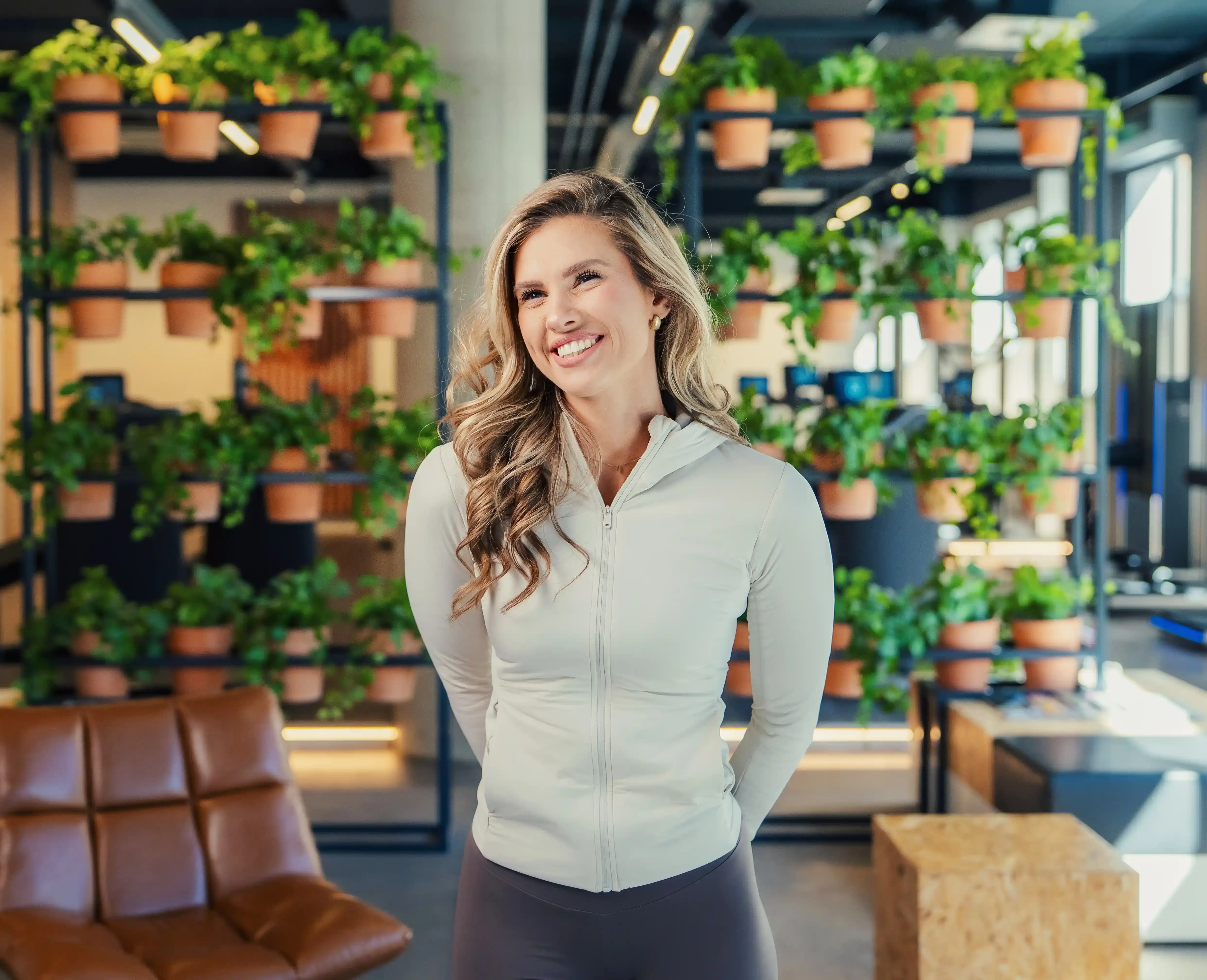 Lachend portret in de lounge met groene planten op de achtergrond