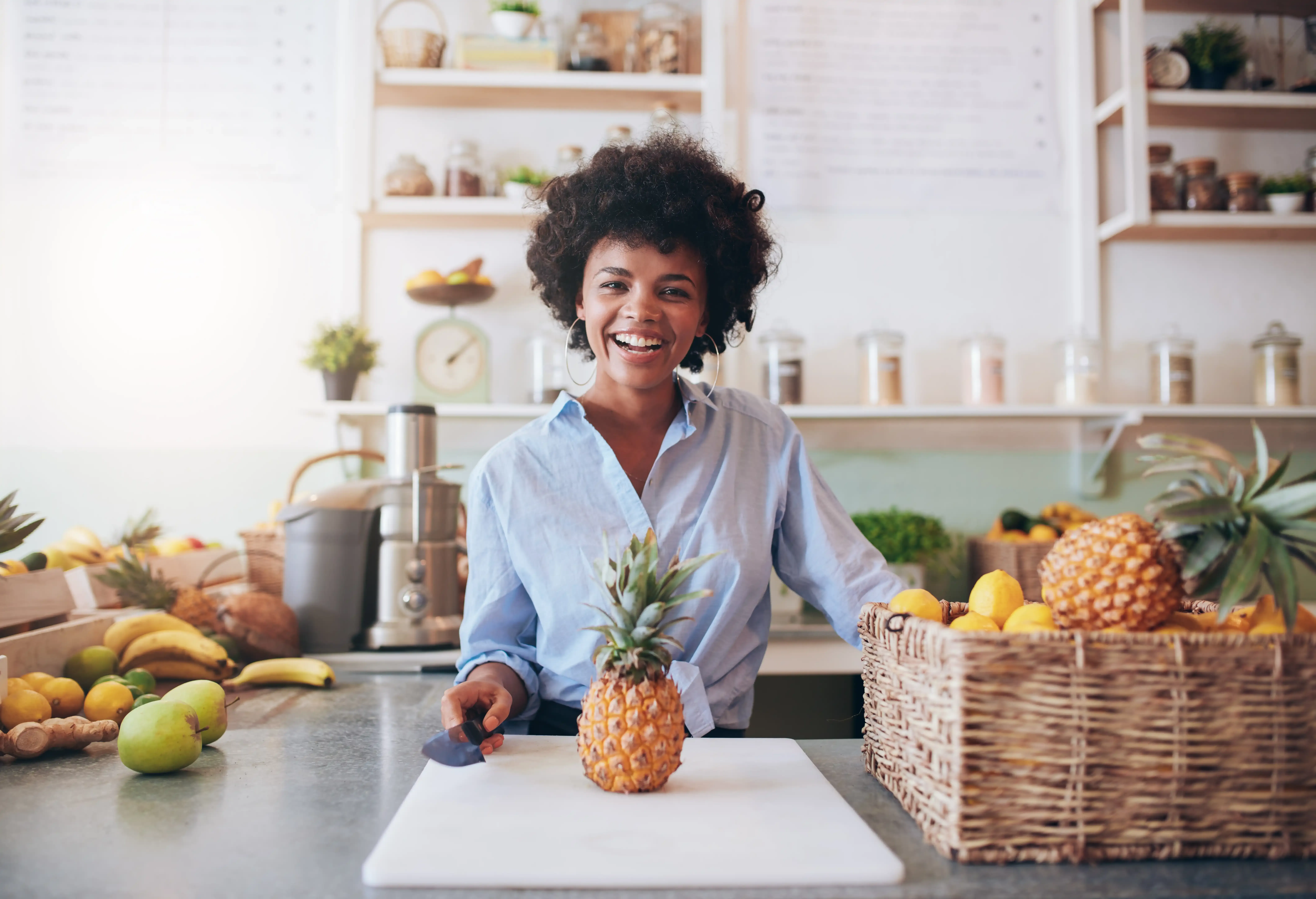 Vrouw bereidt verse voeding in de keuken