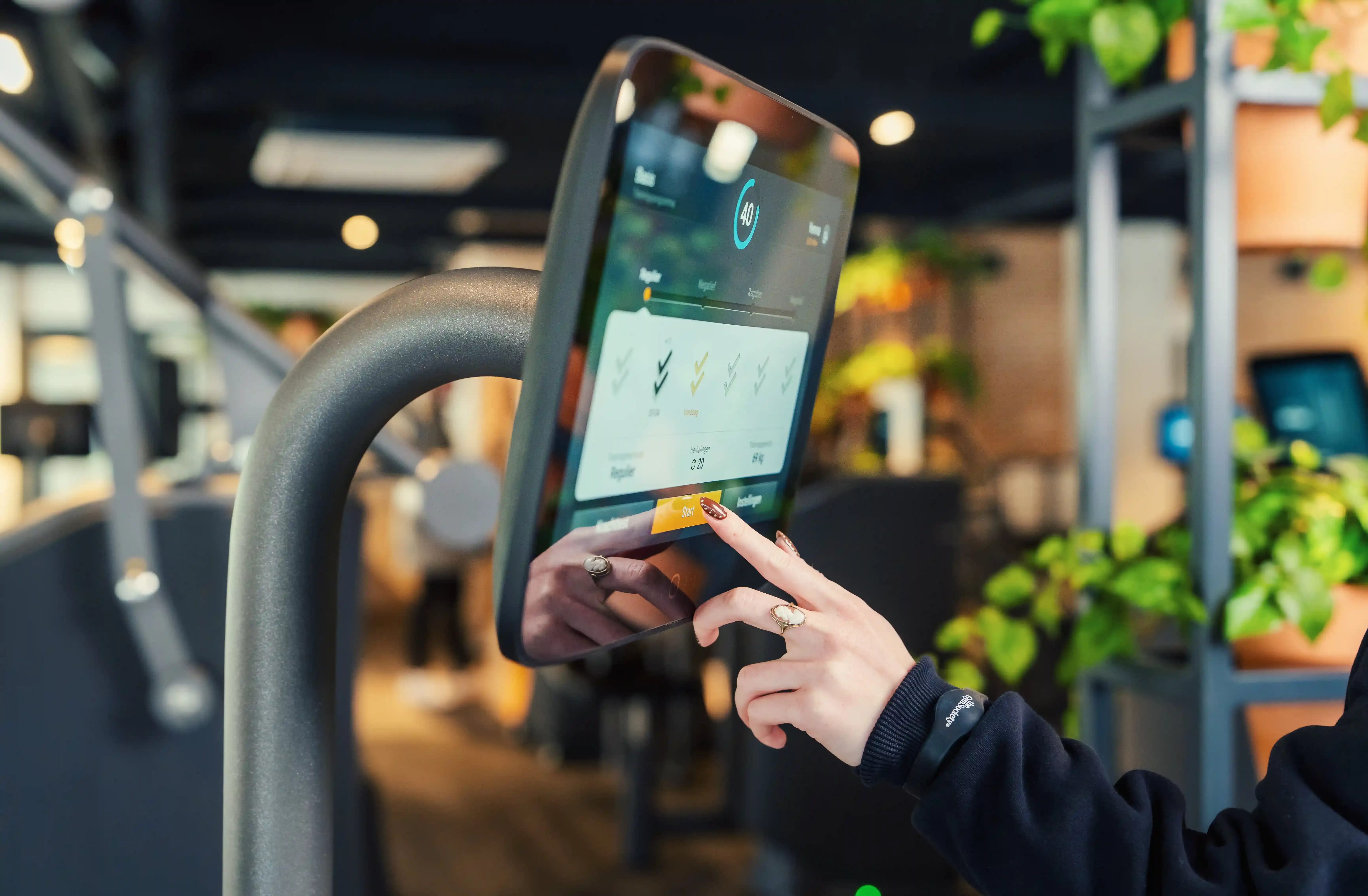 Vrouw drukt op start op display om training te beginnen