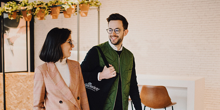 Man en vrouw die The Gym Society met een glimlach binnenlopen