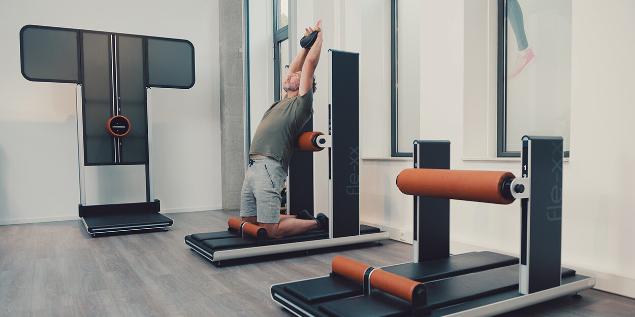 Een lid van The Gym Society dat een flexibiliteitstraining aan het uitvoeren is