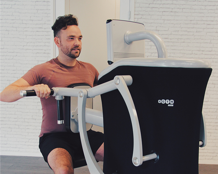 Een mannelijk lid dat een krachttraining bij The Gym Society aan het uitvoeren is